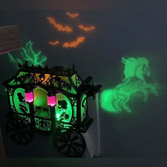 Bath& body works 2023 creepy carriage Halloween projector plug in wallflower - Picture 2 of 2